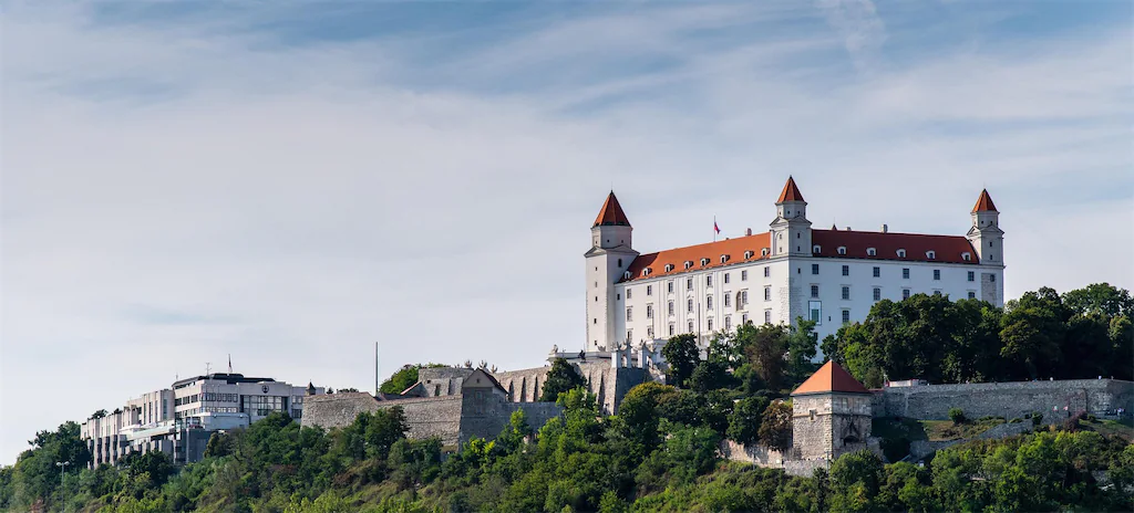 Bratislavski grad na brdu iznad Dunava