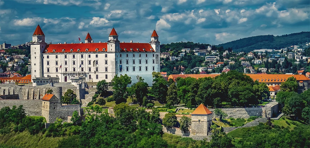 Panorama Bratislave sa gradom u pozadini