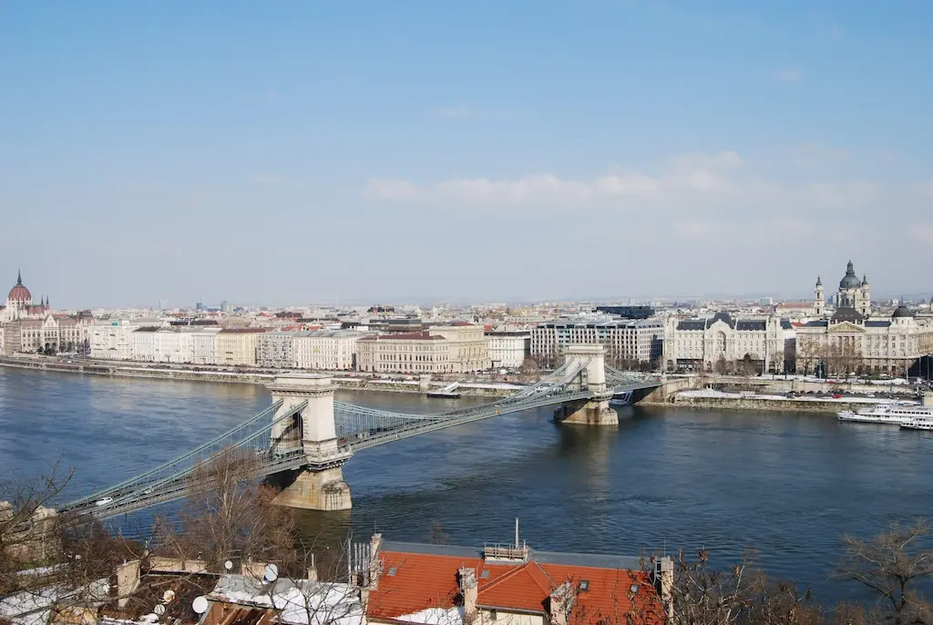 Lančani most preko Dunava sa pogledom na Baziliku Svetog Stevana zimi