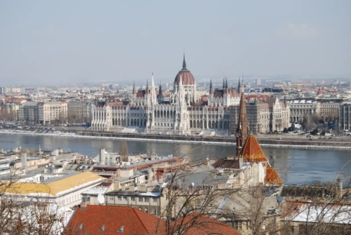 Mađarski parlament na Dunavu u Budimpešti — putovanje sa Bee Travel