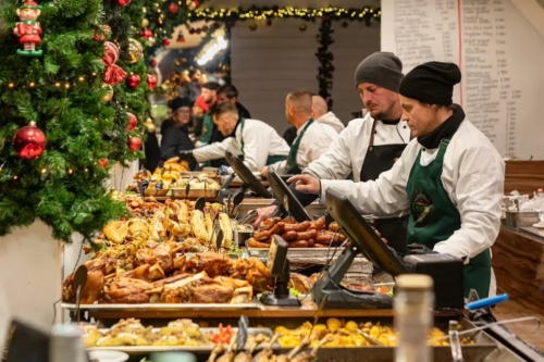 Božićni vašar u Vaci ulici u centru Budimpešte, ukrašen svetlima za Advent