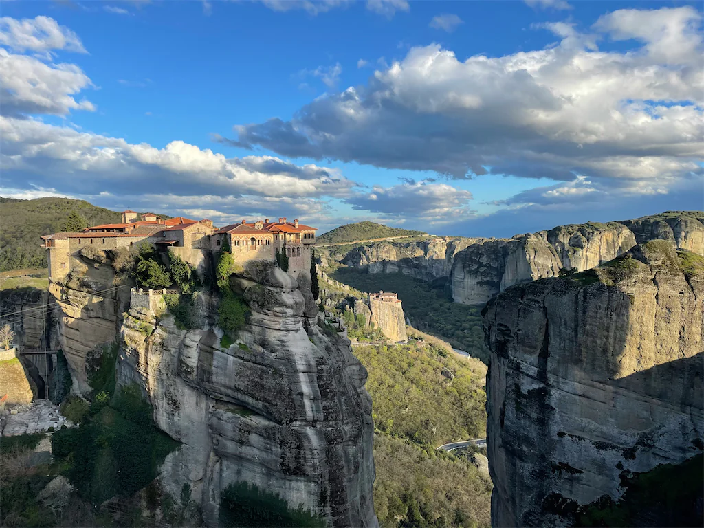 Panorama doline Meteora sa manastirima na stenama