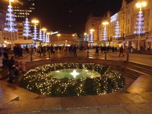 Adventski sajam kod fontane Manduševac u Zagrebu