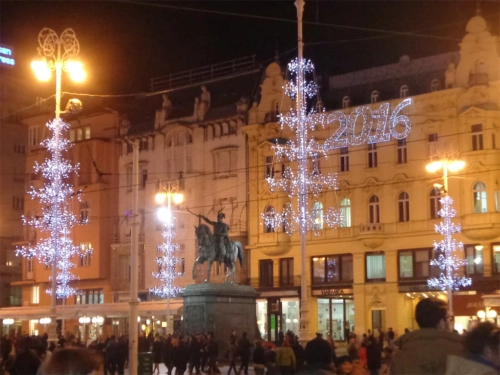 Trg bana Jelačića u Zagrebu okićen za Advent