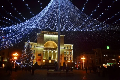 Osvetljeni Trg pobede u Temišvaru uveče, adventska svetla i jelka