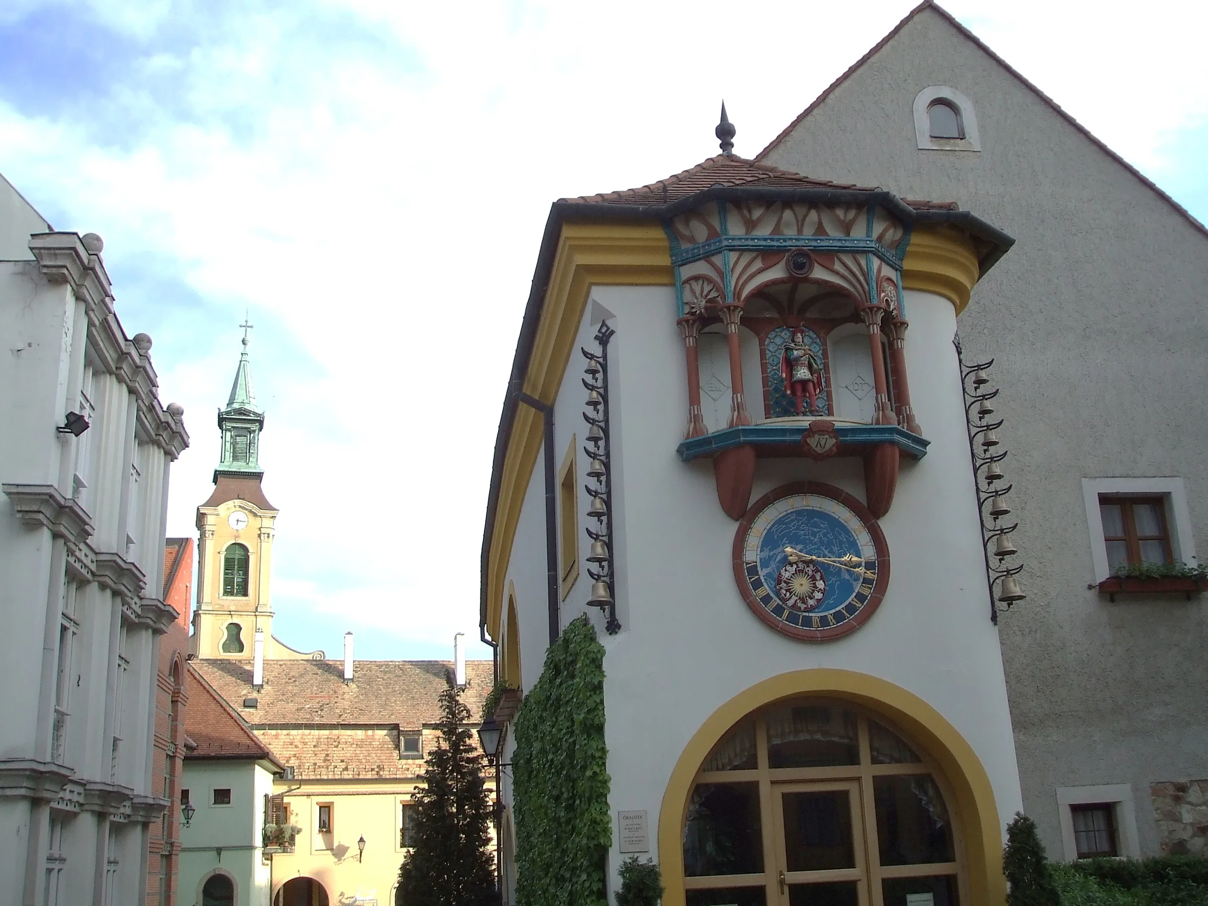 Gradska zvona sa figurama na fasadi u starom gradu Sekešfehervara
