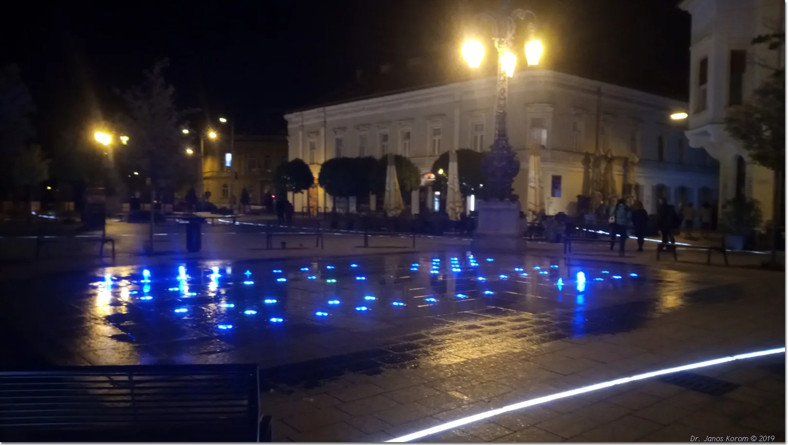 Trg u centru Sekešfehervara noću sa osvetljenim fontanama