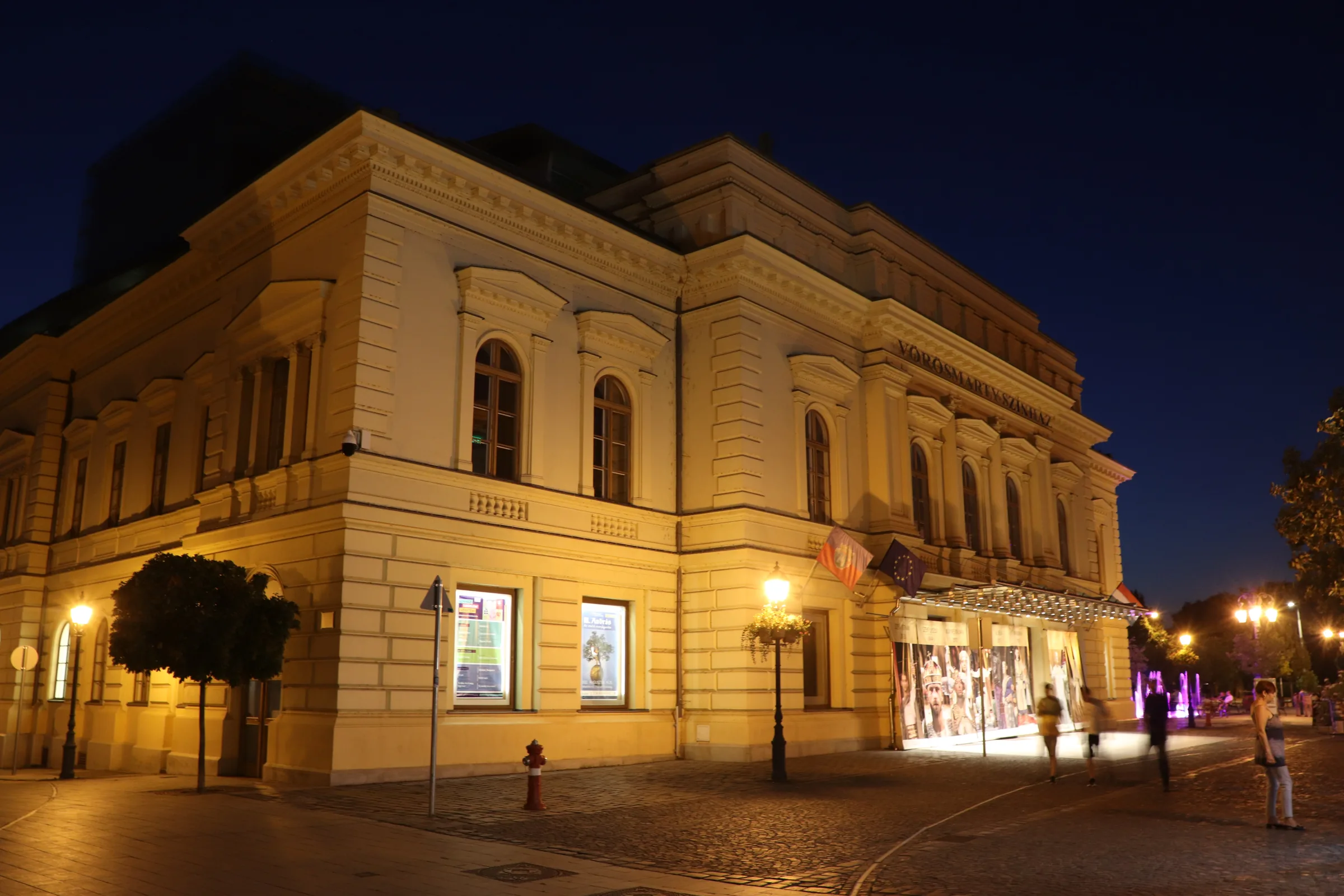 Osvetljeno pozorište Verešmarti u Sekešfehervaru uveče